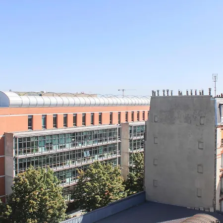 Bright & Equipped At The Gate To Paris *